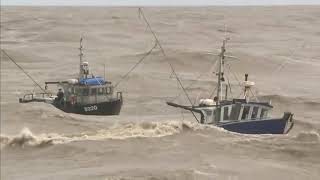 Video increible 2 barcos de pesca en mares extremadamente agitados [upl. by Charmian]